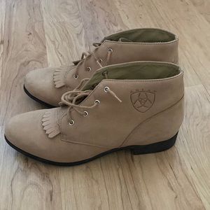 Size 10 Ariat Shoes 👞 never worn.